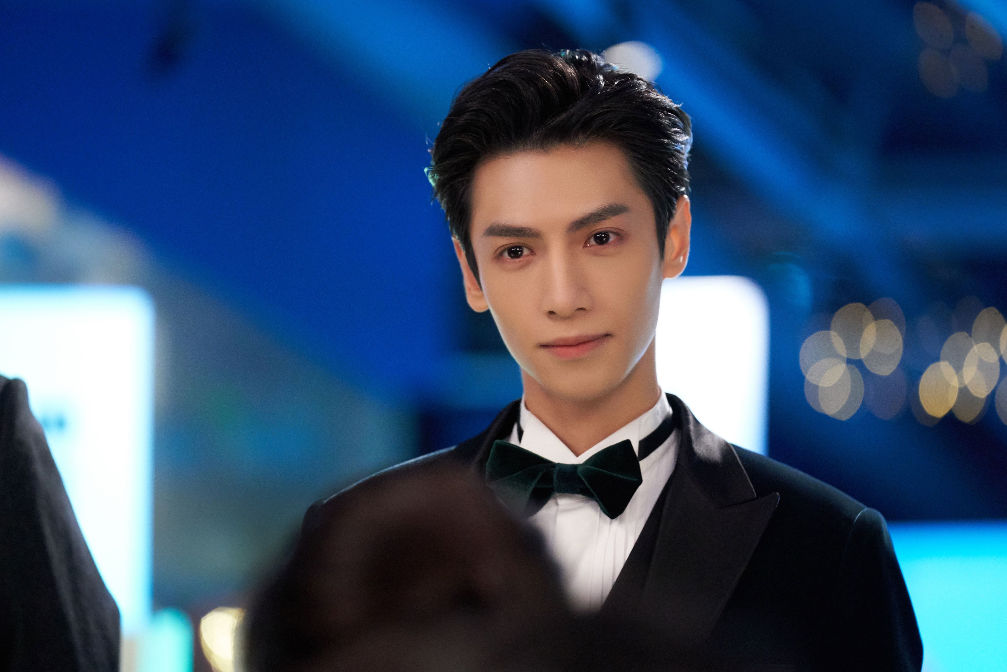 “羽毛球：简阳文体中心赛场快节奏对决，选手大展身手”